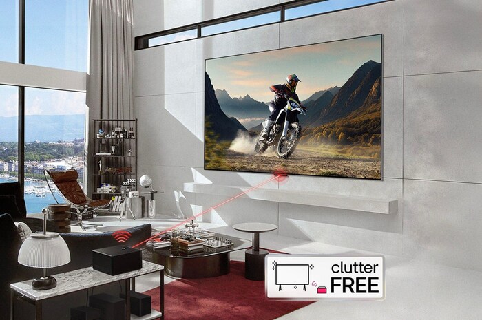 Zero Connect Box im Wohnzimmer, überträgt kabellos ein Motorradvideo auf den an der Wand montierten LG Signature OLED M4 True Wireless TV Fernseher.