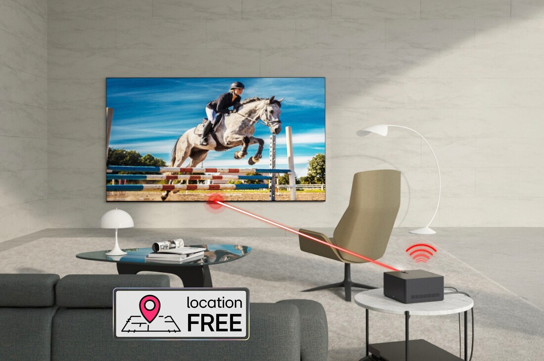 Zero Connect Box auf Beistelltisch, überträgt kabellos Springreitvideo auf den LG Signature OLED M4 True Wireless TV Fernseher im modernen Wohnraum.