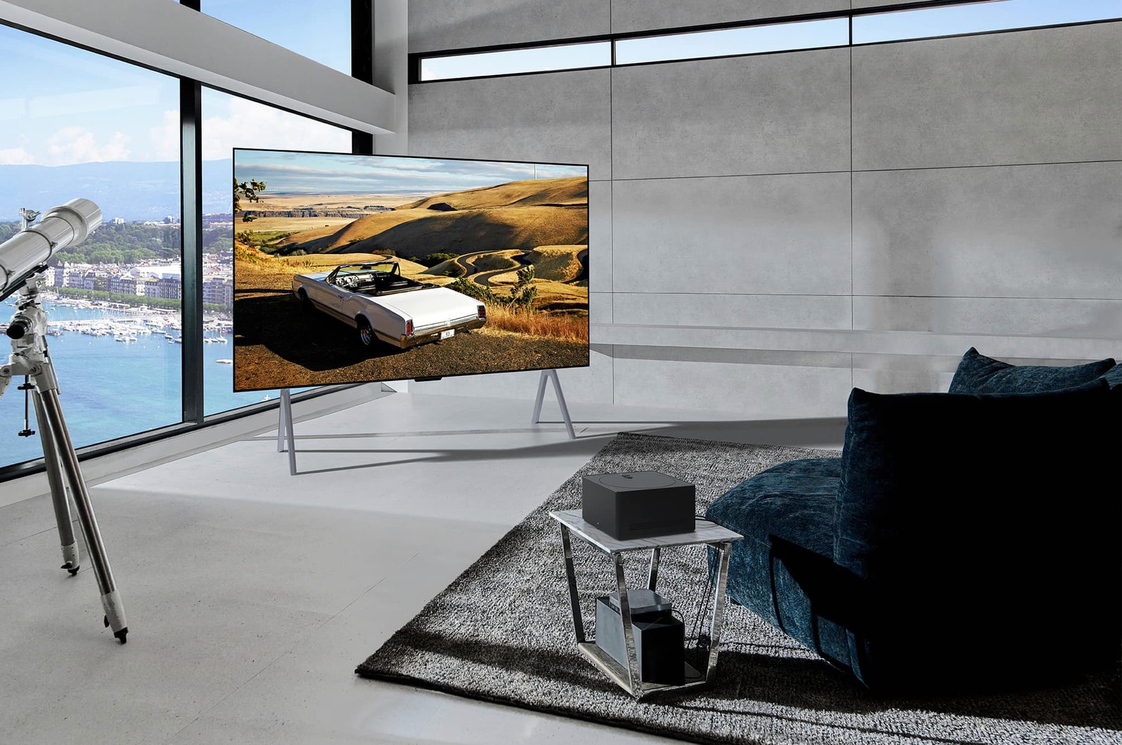 Zero Connect Box auf einem Tisch in einem luxuriösen Wohnzimmer streamt eine Orchesteraufführung auf den LG Signature OLED M4 True Wireless TV Fernseher.