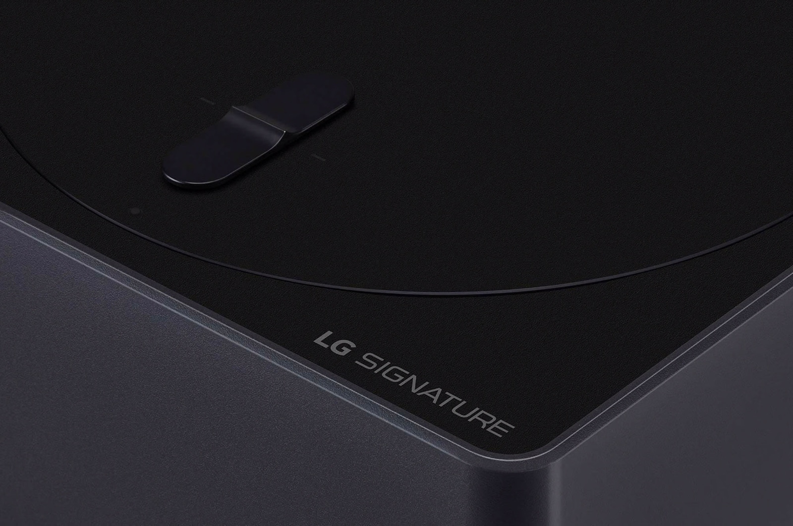 Nahaufnahme der Ecke der Zero Connect Box für den LG Signature OLED M4 True Wireless TV Fernseher mit LG OLED Signature Logo.