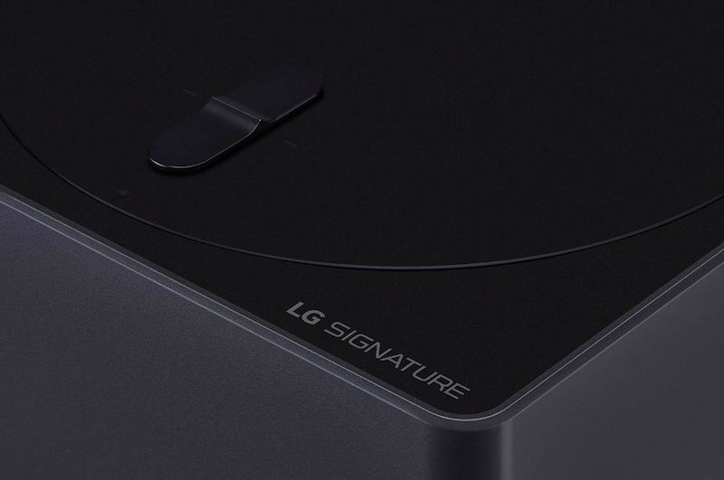 Nahaufnahme der Ecke der Zero Connect Box für den LG Signature OLED M4 True Wireless TV Fernseher mit LG OLED Signature Logo.