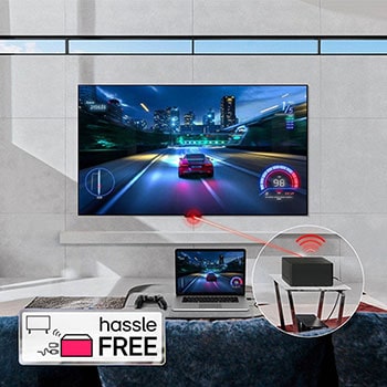 Zero Connect Box auf Beistelltisch, überträgt kabellos ein Rennspiel vom Laptop auf den LG Signature OLED M4 True Wireless TV Fernseher.