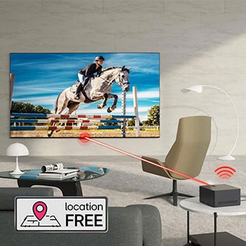 Zero Connect Box auf Beistelltisch, überträgt kabellos Springreitvideo auf den LG Signature OLED M4 True Wireless TV Fernseher im modernen Wohnraum.