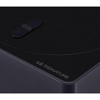 Nahaufnahme der Ecke der Zero Connect Box für den LG Signature OLED M4 True Wireless TV Fernseher mit LG OLED Signature Logo.