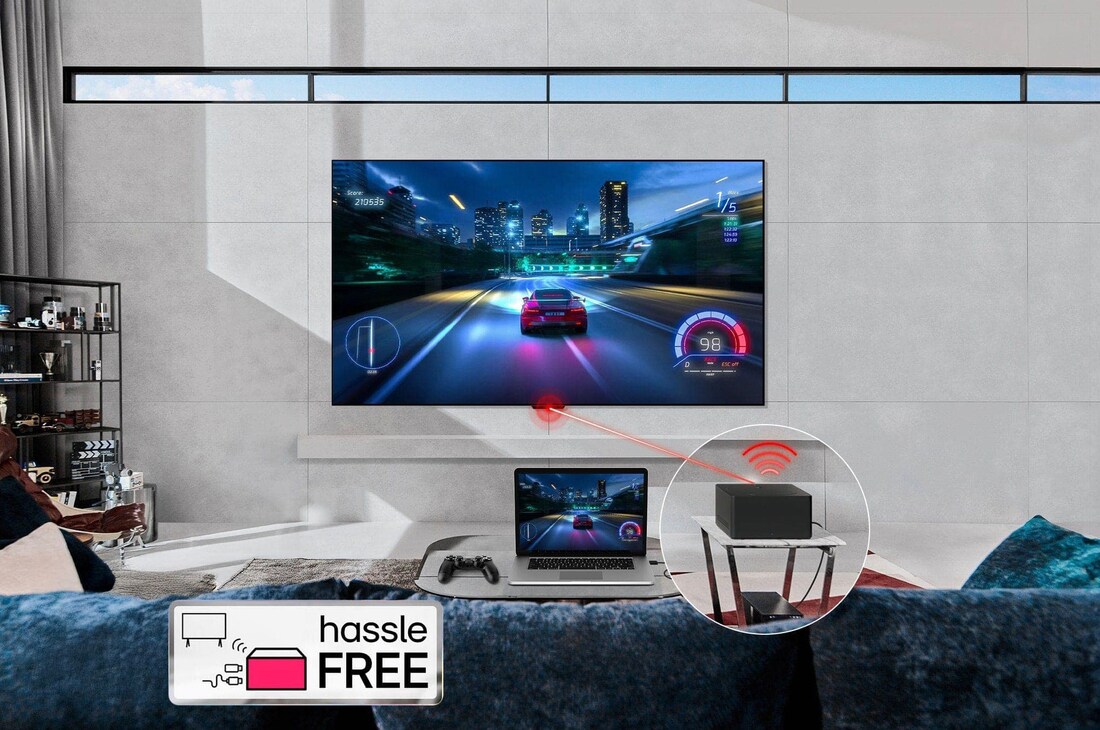 Zero Connect Box auf Beistelltisch, überträgt kabellos ein Rennspiel vom Laptop auf den LG Signature OLED M4 True Wireless TV Fernseher.
