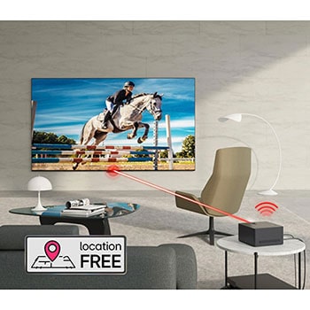 Zero Connect Box auf Beistelltisch, überträgt kabellos Springreitvideo auf den LG OLED evo AI M4 4K Smart TV Fernseher im modernen Wohnraum.