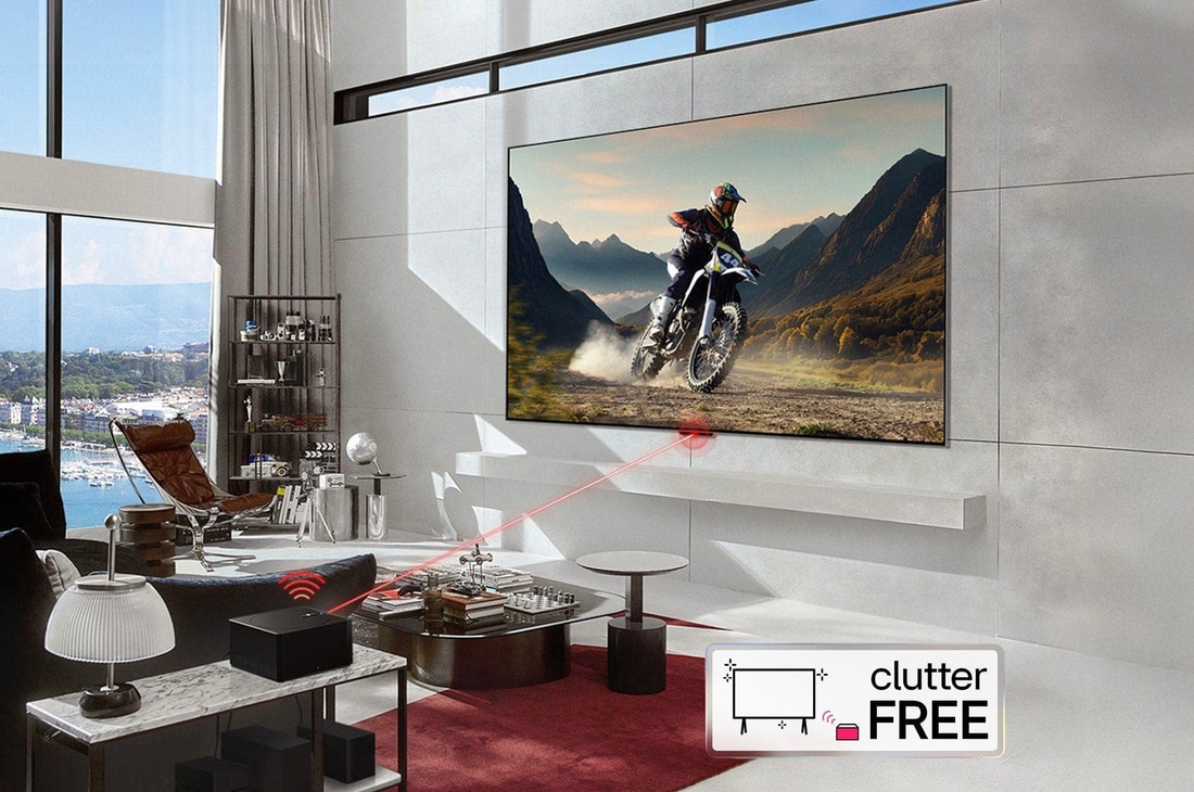 Zero Connect Box im Wohnzimmer, überträgt kabellos ein Motorradvideo auf den an der Wand montierten LG OLED evo AI M4 4K Smart TV Fernseher.