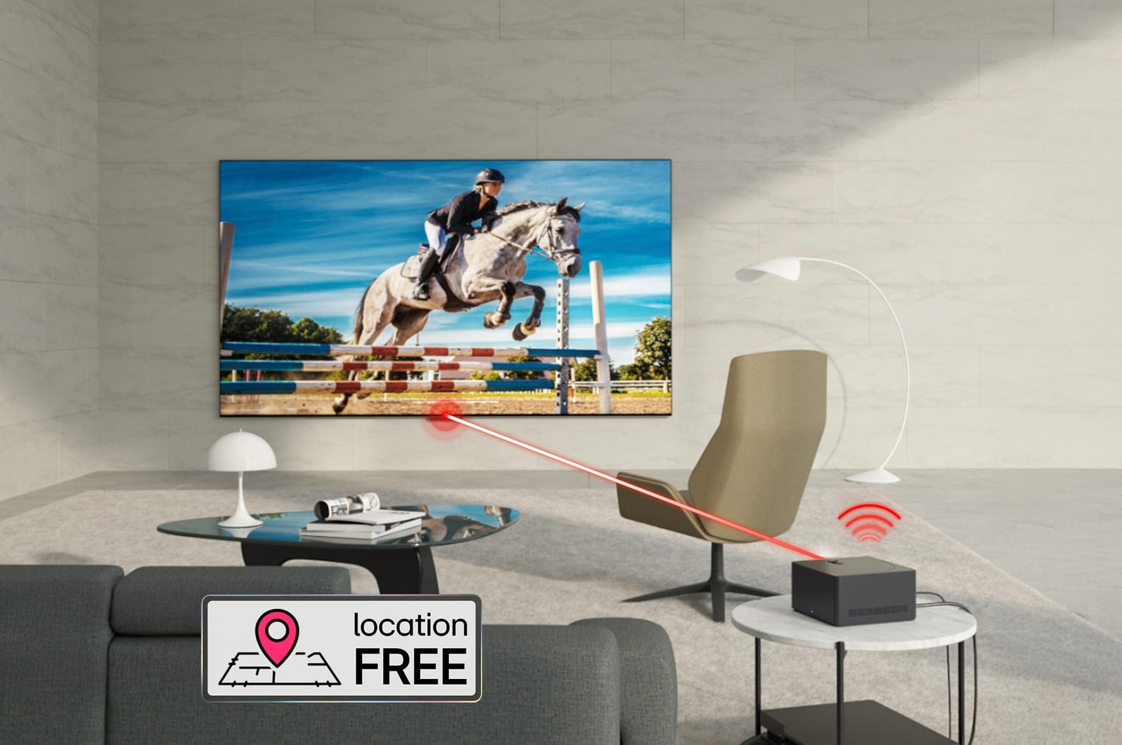 Zero Connect Box auf Beistelltisch, überträgt kabellos Springreitvideo auf den LG OLED evo AI M4 4K Smart TV Fernseher im modernen Wohnraum.