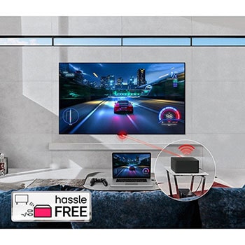 Zero Connect Box auf Beistelltisch, überträgt kabellos ein Rennspiel vom Laptop auf den LG OLED evo AI M4 4K Smart TV Fernseher.