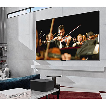 Zero Connect Box auf einem Tisch in einem luxuriösen Wohnzimmer streamt eine Orchesteraufführung auf den LG OLED evo AI M4 4K Smart TV Fernseher.
