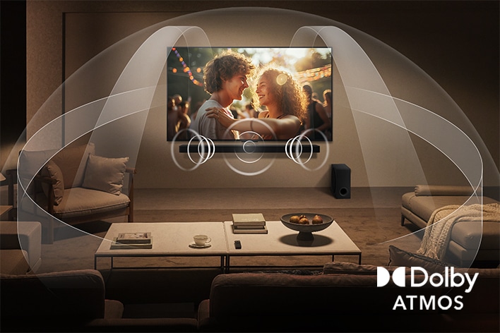 Wohnzimmer, Paar schaut Film, LG QNED TV mit LG Soundbar. Grafiken zeigen, wie Dolby Atmos den ganzen Raum mit Klang aus allen Richtungen füllt. Das Dolby Atmos-Logo befindet sich in der unteren Ecke.