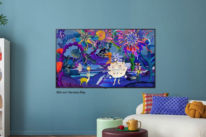 Innenansicht eines stilvollen und farbenfrohen Hauses. An der Wand befestigter LG TV. Auf dem Fernsehbildschirm ist ein farbenfrohes, modernes Kunstwerk zu sehen. Die Illustration auf dem Fernseher verleiht dem gesamten Innendesign des Raumes noch mehr Persönlichkeit.
