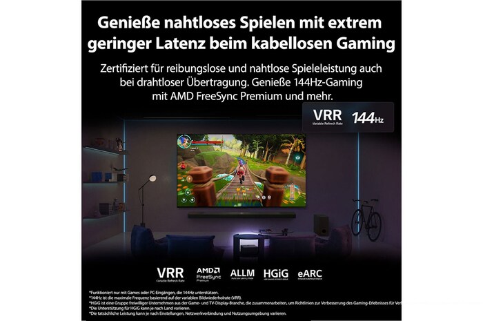 Ein schwach beleuchtetes Wohnzimmer mit einem Spielbildschirm, der auf dem QNED9M dargestellt wird. Die Zero Connect Box befindet sich in einem Couchtisch. Der Text handelt von ultraschnellem, kabellosem Gaming mit 144Hz und geringer Latenz.