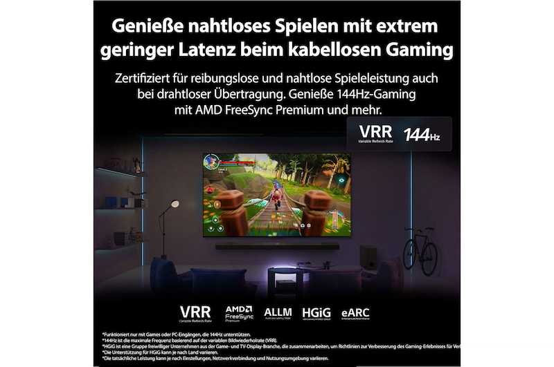 Ein schwach beleuchtetes Wohnzimmer mit einem Spielbildschirm, der auf dem QNED9M dargestellt wird. Die Zero Connect Box befindet sich in einem Couchtisch. Der Text handelt von ultraschnellem, kabellosem Gaming mit 144Hz und geringer Latenz.