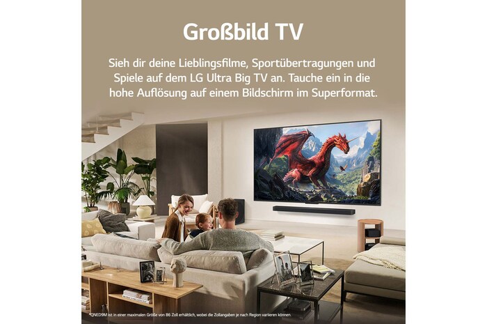 Eine Familie sitzt auf einer Couch vor einem LG QNED TV, der an einer Wand über einer LG Soundbar montiert ist, und ein kleines Mädchen zeigt auf einen Bildschirm, auf dem zwei Delfine zu sehen sind. Der Titel spricht davon, dass jede Aktion auf einer großen Leinwand noch spannender ist.