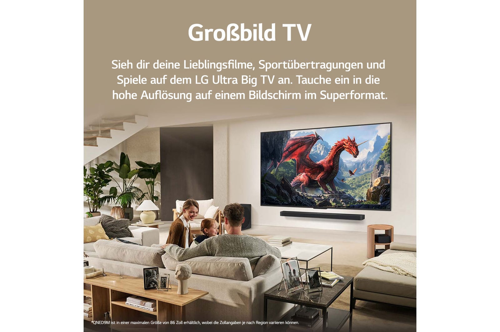 Eine Familie sitzt auf einer Couch vor einem LG QNED TV, der an einer Wand über einer LG Soundbar montiert ist, und ein kleines Mädchen zeigt auf einen Bildschirm, auf dem zwei Delfine zu sehen sind. Der Titel spricht davon, dass jede Aktion auf einer großen Leinwand noch spannender ist.