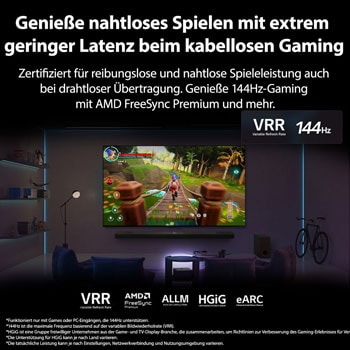 Ein schwach beleuchtetes Wohnzimmer mit einem Spielbildschirm, der auf dem QNED9M dargestellt wird. Die Zero Connect Box befindet sich in einem Couchtisch. Der Text handelt von ultraschnellem, kabellosem Gaming mit 144Hz und geringer Latenz.