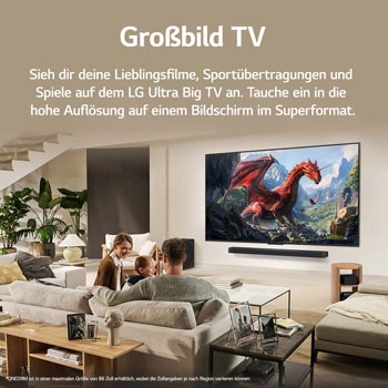 Eine Familie sitzt auf einer Couch vor einem LG QNED TV, der an einer Wand über einer LG Soundbar montiert ist, und ein kleines Mädchen zeigt auf einen Bildschirm, auf dem zwei Delfine zu sehen sind. Der Titel spricht davon, dass jede Aktion auf einer großen Leinwand noch spannender ist.