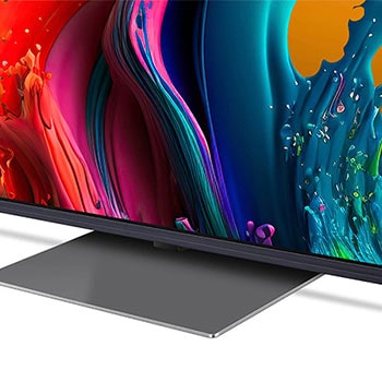 Nahaufnahme des Standfußes und des unteren Rahmens des LG QNED87 AI 4K Smart Fernsehers, die das Design und die Oberfläche des Standfußes zeigt.
