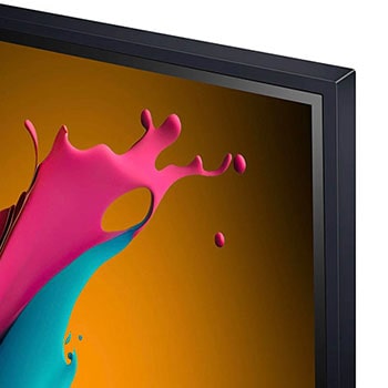 Nahaufnahme des schmalen Rahmens und des Designs der oberen rechten Ecke des LG QNED87 AI 4K Smart Fernsehers.