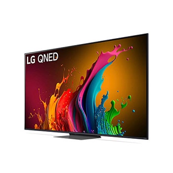 LG QNED87 AI 4K Smart Fernseher aus einer stärker angewinkelten vorderen rechten Perspektive betrachtet, hebt das Seitenprofil und das Standfußdesign hervor.