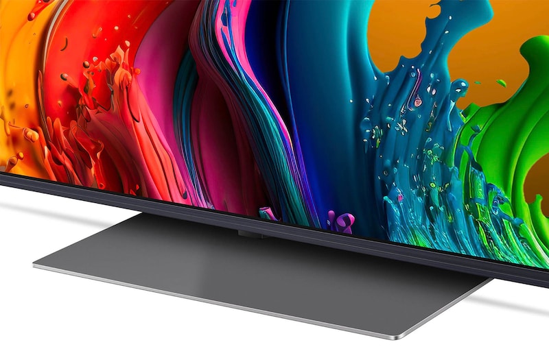 Nahaufnahme des Standfußes und des unteren Rahmens des LG QNED87 AI 4K Smart Fernsehers, die das Design und die Oberfläche des Standfußes zeigt.