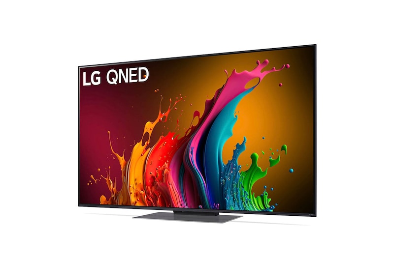 LG QNED87 AI 4K Smart Fernseher aus einer vorderen rechten Perspektive betrachtet, zeigt lebendige Farben auf dem Bildschirm und den Standfuß.