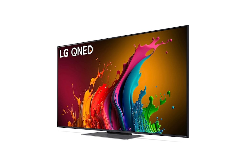 LG QNED87 AI 4K Smart Fernseher aus einer stärker angewinkelten vorderen rechten Perspektive betrachtet, hebt das Seitenprofil und das Standfußdesign hervor.