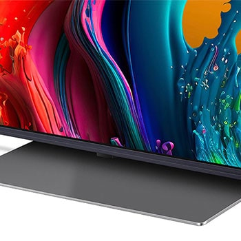 Nahaufnahme des Standfußes und des unteren Rahmens des LG QNED87 AI 4K Smart Fernsehers, die das Design und die Oberfläche des Standfußes zeigt.