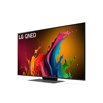 LG QNED87 AI 4K Smart Fernseher aus einer stärker angewinkelten vorderen rechten Perspektive betrachtet, hebt das Seitenprofil und das Standfußdesign hervor.