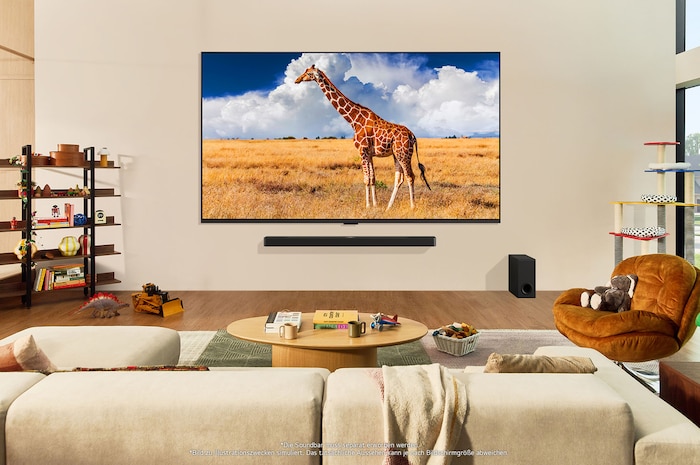 LG QNED86 AI 4K Smart Fernseher an der Wand montiert in einem Familienzimmer, zeigt ein lebendiges Bild einer Giraffe in der Savanne.