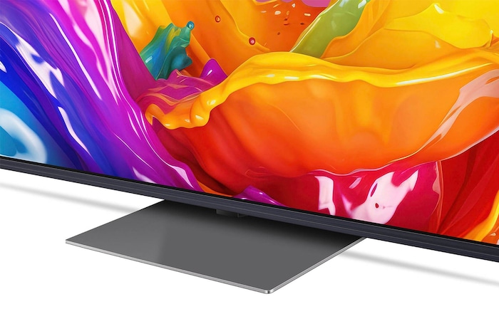 Nahaufnahme des Standfußes und des unteren Rahmens des LG QNED86 AI 4K Smart Fernsehers, die das Design und die Oberfläche des Standfußes zeigt.