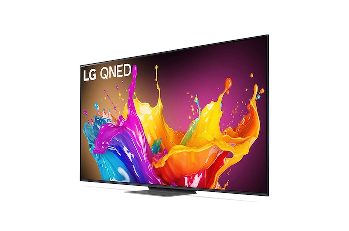 LG QNED86 AI 4K Smart Fernseher aus einer stärker angewinkelten vorderen rechten Perspektive betrachtet, hebt das Seitenprofil und das Standfußdesign hervor.