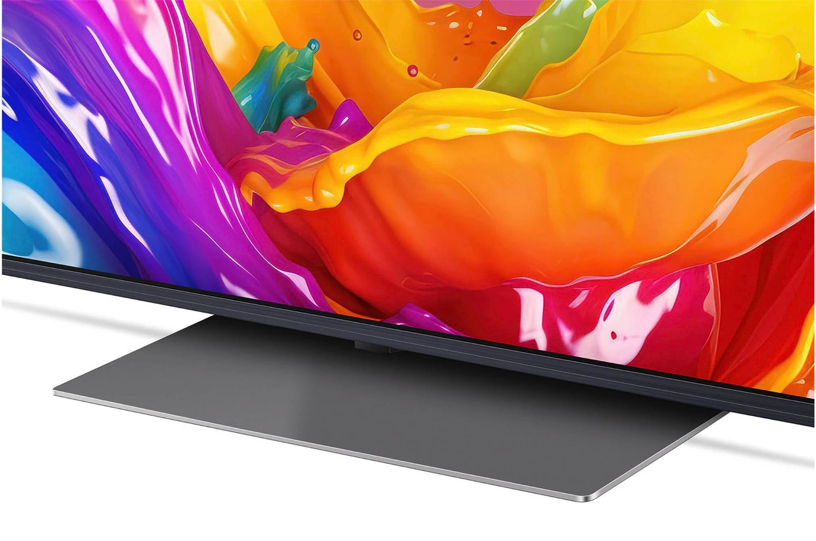 Nahaufnahme des Standfußes und des unteren Rahmens des LG QNED86 AI 4K Smart Fernsehers, die das Design und die Oberfläche des Standfußes zeigt.