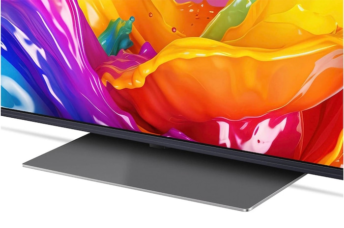 Nahaufnahme des Standfußes und des unteren Rahmens des LG QNED86 AI 4K Smart Fernsehers, die das Design und die Oberfläche des Standfußes zeigt.
