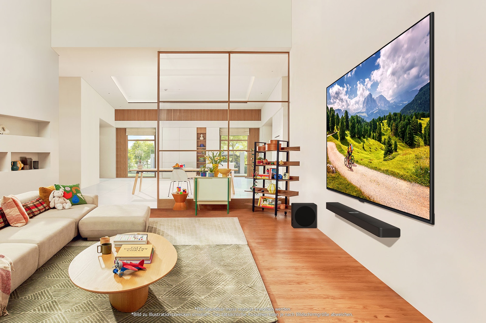 Schräge Ansicht des wandmontierten LG QNED86 AI 4K Smart Fernsehers in einem modernen Wohnbereich, die sein schlankes Design und eine Radfahrerszene auf dem Bildschirm zeigt.