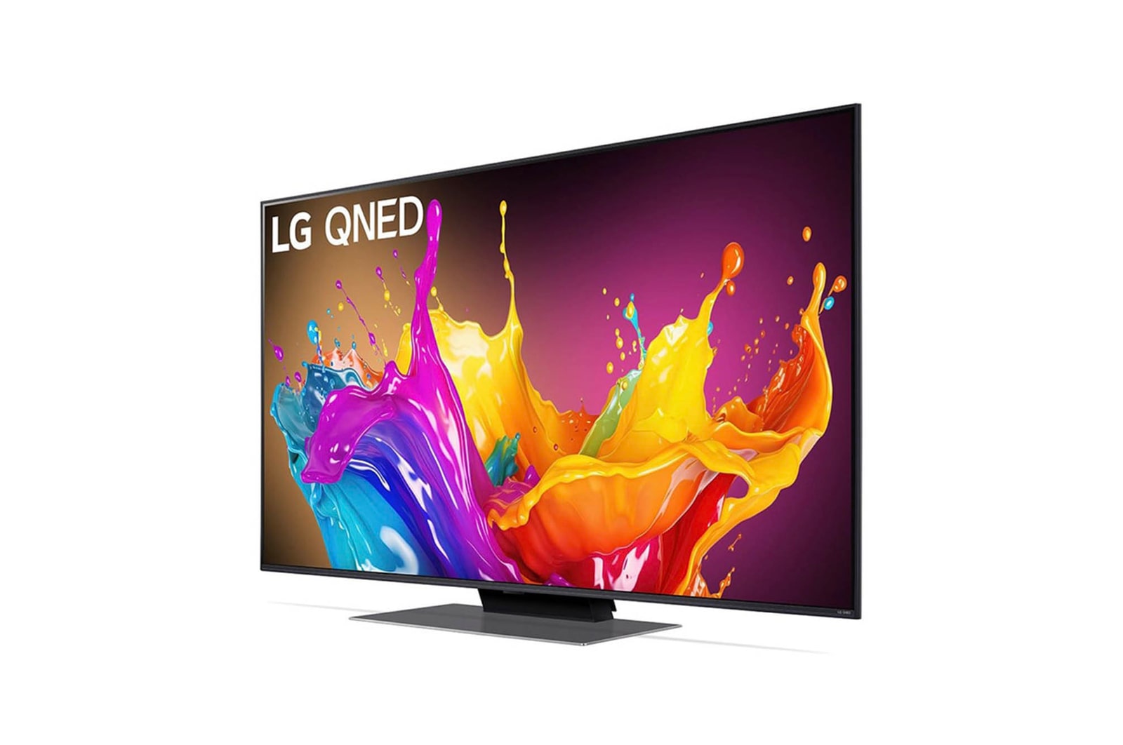 LG QNED86 AI 4K Smart Fernseher aus einer stärker angewinkelten vorderen rechten Perspektive betrachtet, hebt das Seitenprofil und das Standfußdesign hervor.