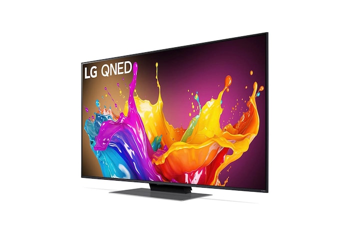 LG QNED86 AI 4K Smart Fernseher aus einer stärker angewinkelten vorderen rechten Perspektive betrachtet, hebt das Seitenprofil und das Standfußdesign hervor.