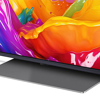 Nahaufnahme des Standfußes und des unteren Rahmens des LG QNED86 AI 4K Smart Fernsehers, die das Design und die Oberfläche des Standfußes zeigt.