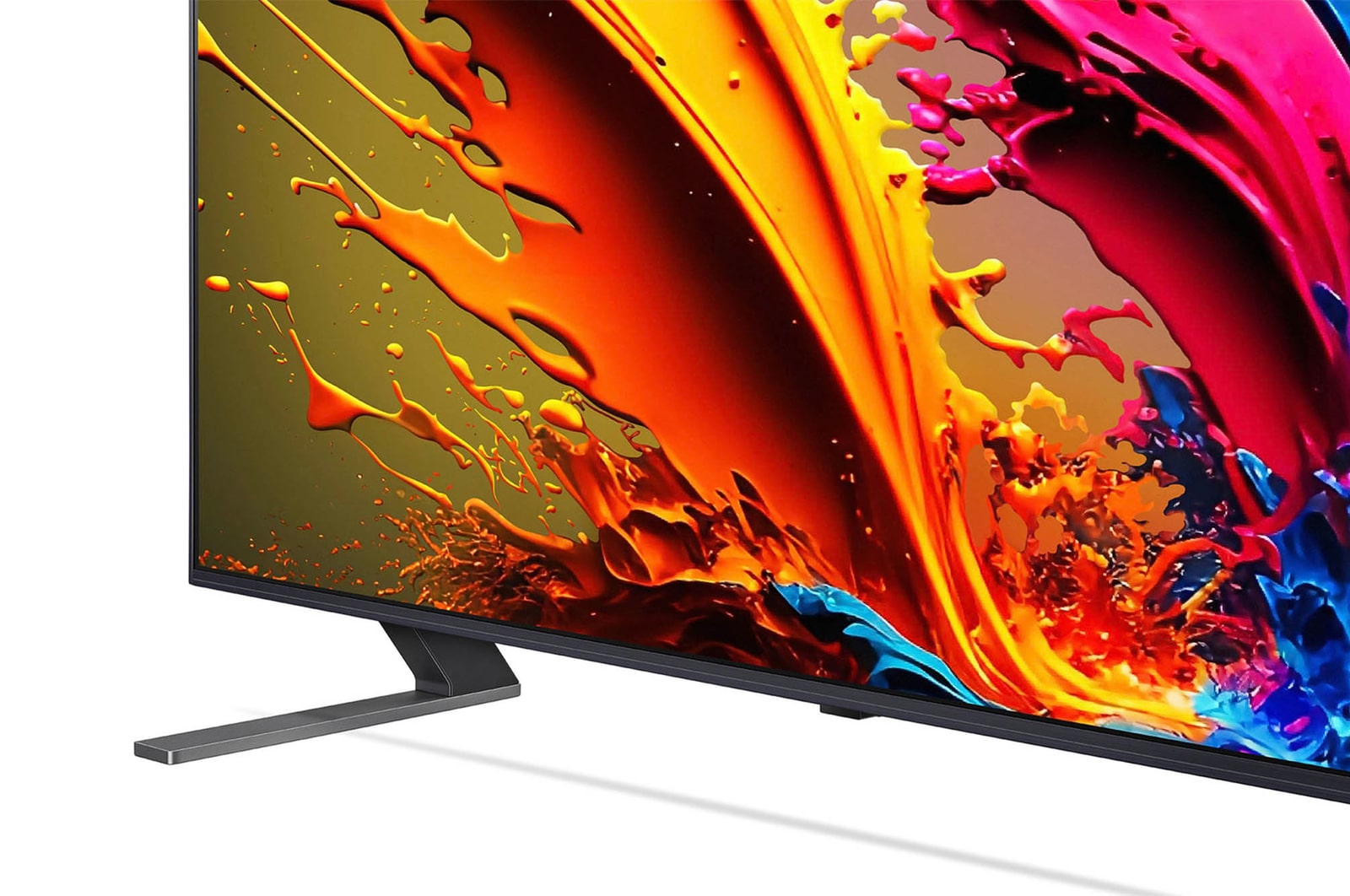 Nahaufnahme des zentralen Standfußes und des unteren Rahmendesigns des LG QNED MiniLED AI QNED85 4K Smart Fernsehers.