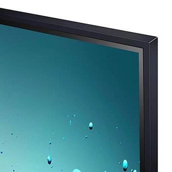 Nahaufnahme des schmalen Rahmens und des Designs der oberen rechten Ecke des LG QNED MiniLED AI QNED85 4K Smart Fernsehers.