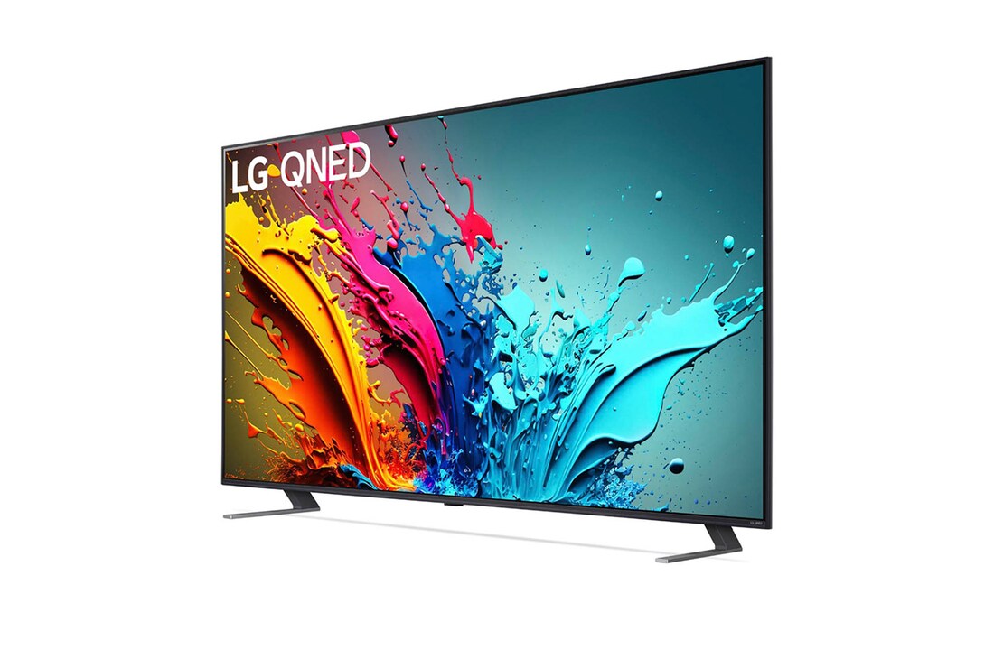 LG QNED MiniLED AI QNED85 4K Smart Fernseher aus einer stärker angewinkelten vorderen rechten Perspektive, zeigt Bildschirm und zentralen Standfuß.