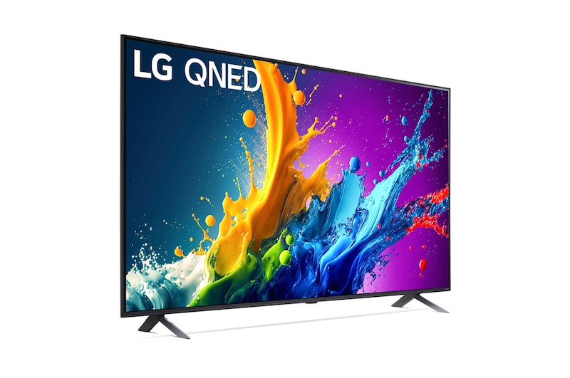 LG QNED80 AI 4K Smart Fernseher aus einer stärker angewinkelten vorderen linken Perspektive, zeigt Bildschirm und Standfuß.