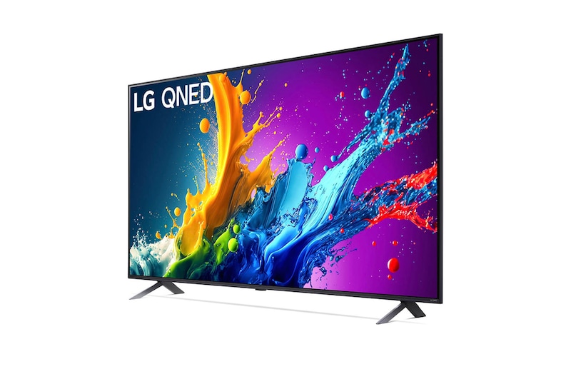 LG QNED80 AI 4K Smart Fernseher aus einer stärker angewinkelten vorderen rechten Perspektive, zeigt Bildschirm und Standfuß.