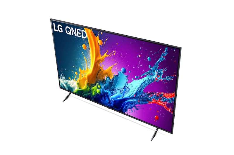 Ansicht des LG QNED80 AI 4K Smart Fernsehers aus hoher Perspektive, von oben auf Bildschirm und Doppel-Standfuß blickend.