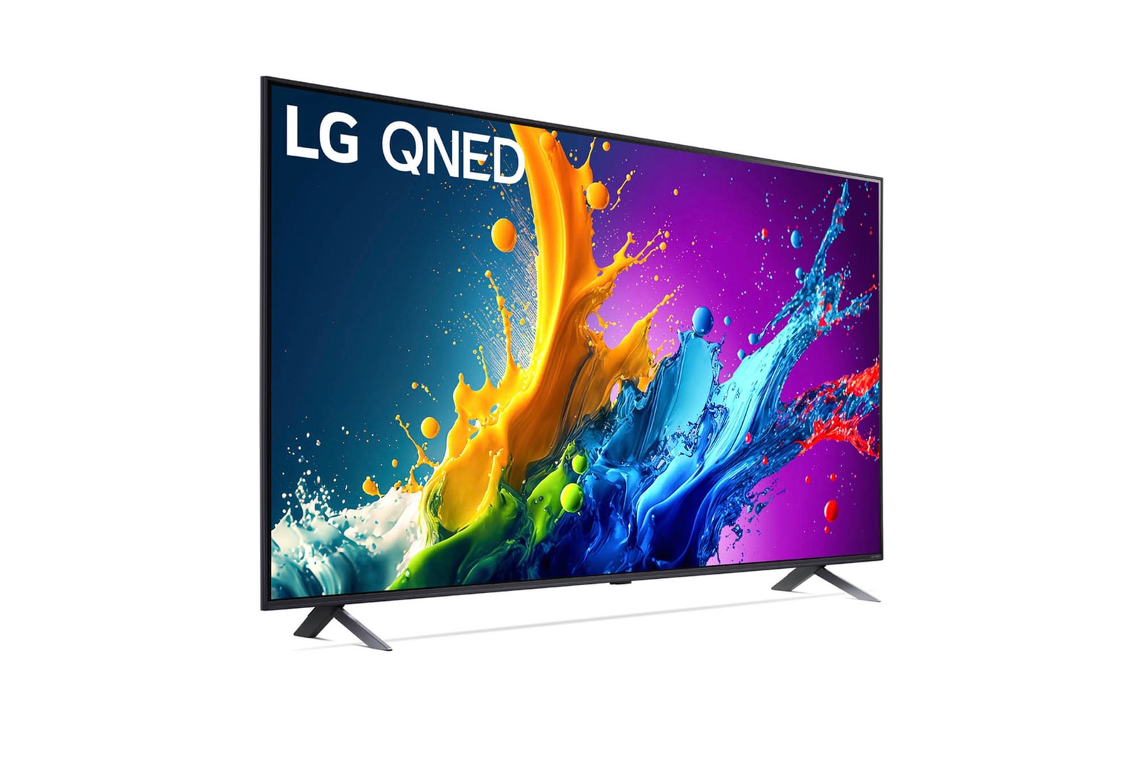 LG QNED80 AI 4K Smart Fernseher aus einer stärker angewinkelten vorderen linken Perspektive, zeigt Bildschirm und Standfuß.