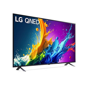 LG QNED80 AI 4K Smart Fernseher aus einer stärker angewinkelten vorderen linken Perspektive, zeigt Bildschirm und Standfuß.