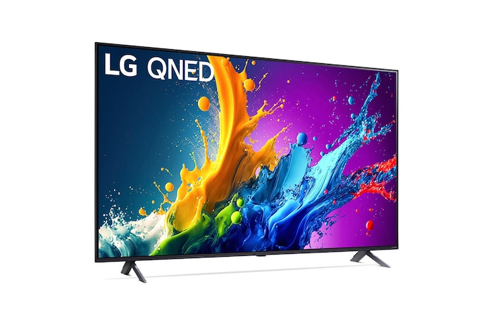 LG QNED80 AI 4K Smart Fernseher aus einer leichten vorderen linken Perspektive, zeigt Bildschirm und Standfuß.