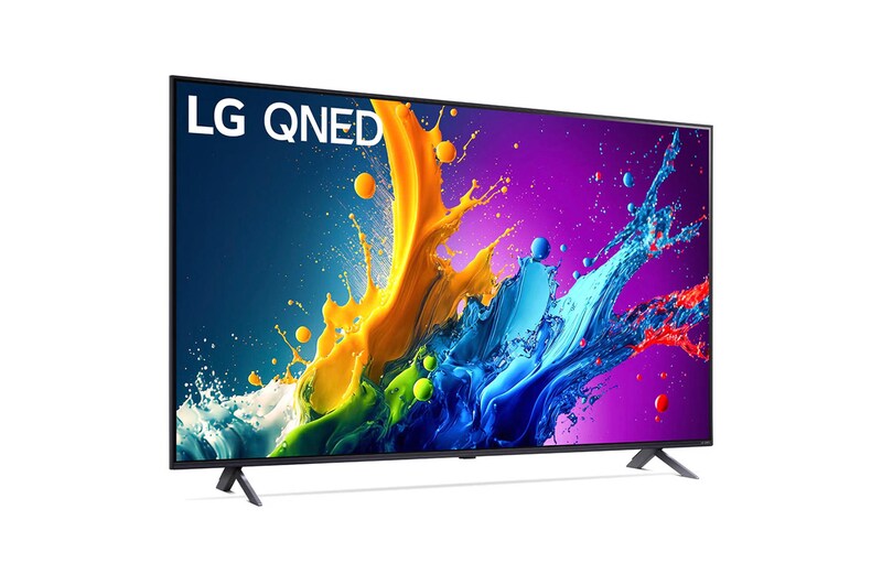 LG QNED80 AI 4K Smart Fernseher aus einer leichten vorderen linken Perspektive, zeigt Bildschirm und Standfuß.