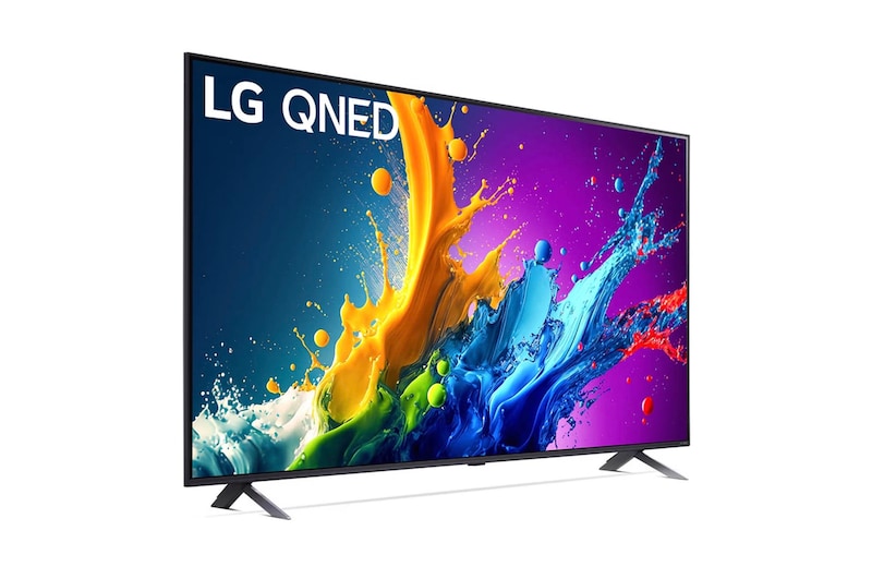 LG QNED80 AI 4K Smart Fernseher aus einer stärker angewinkelten vorderen linken Perspektive, zeigt Bildschirm und Standfuß.